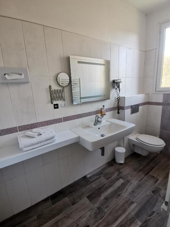 Koupelna v ubytování Logis Hotel Le Cerf