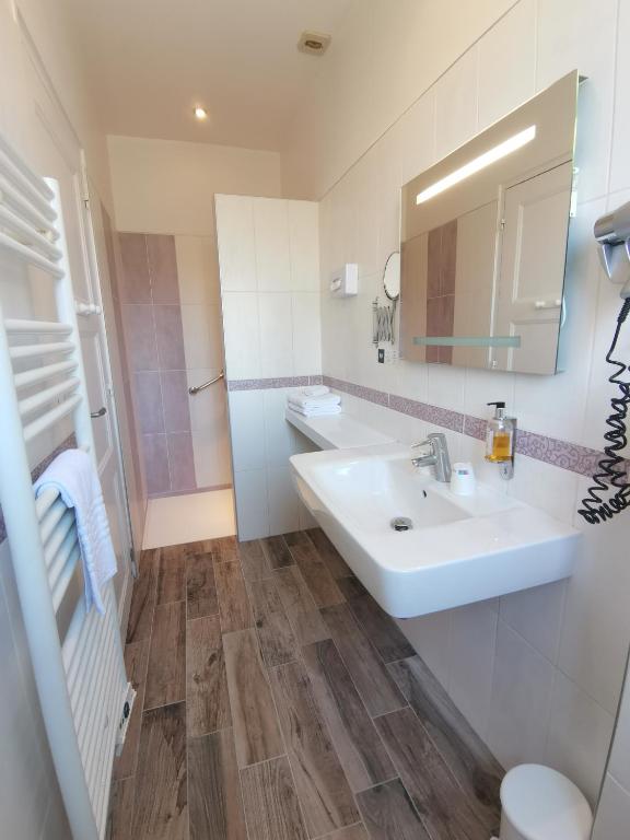 Koupelna v ubytování Logis Hotel Le Cerf