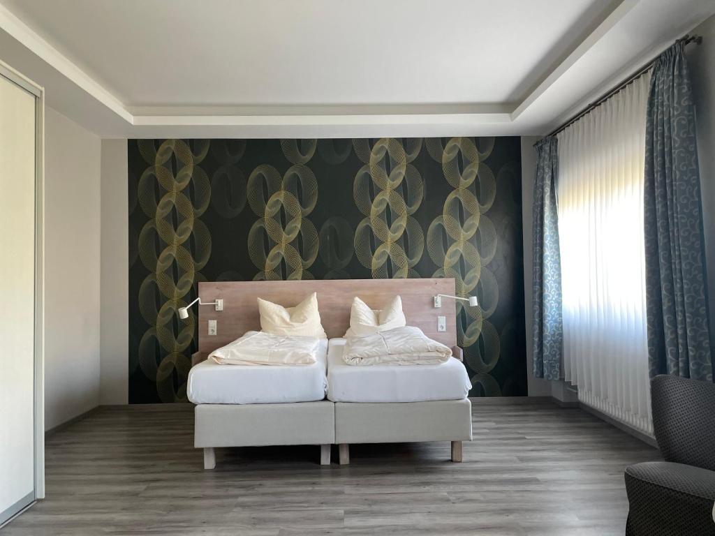 Postel nebo postele na pokoji v ubytování Hotel Markgräfler Hof