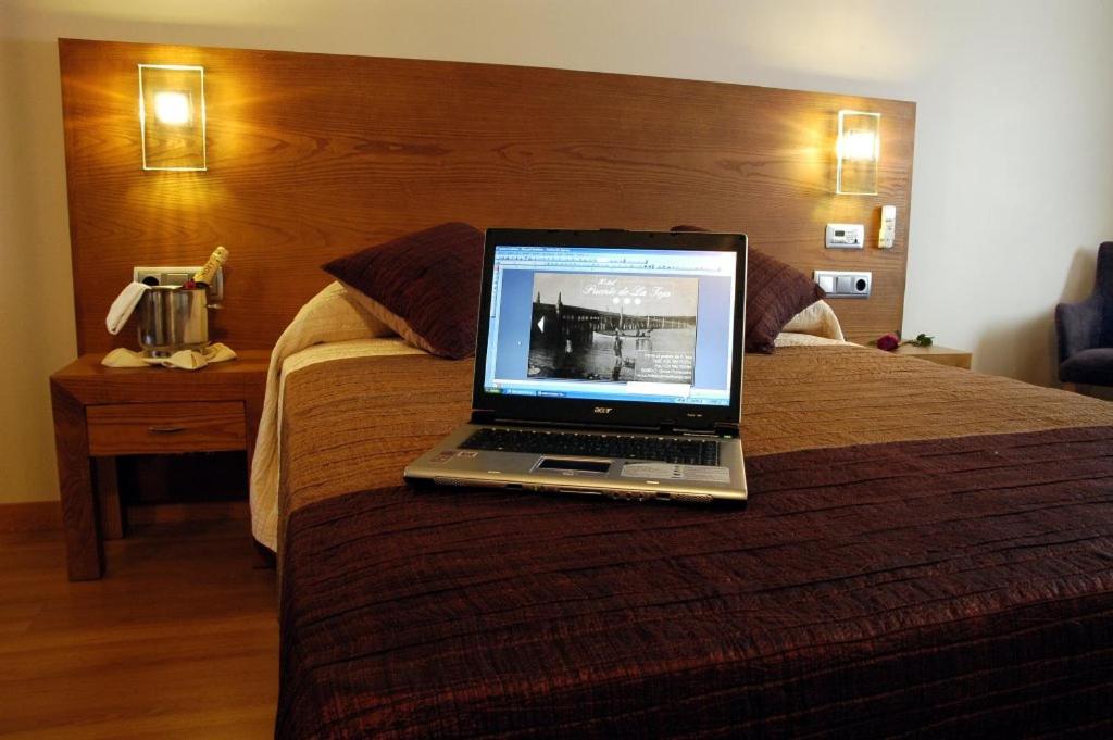 Postel nebo postele na pokoji v ubytování Hotel Puente de La Toja