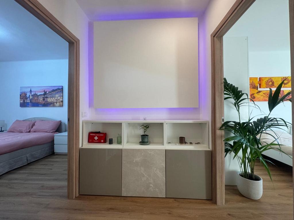 una stanza con una grande finestra e un grande specchio di Enjoy Lingotto - FIERE- METROPOLITANA- OSPEDALI CTO-REGINA MARG,MUSEO a Torino