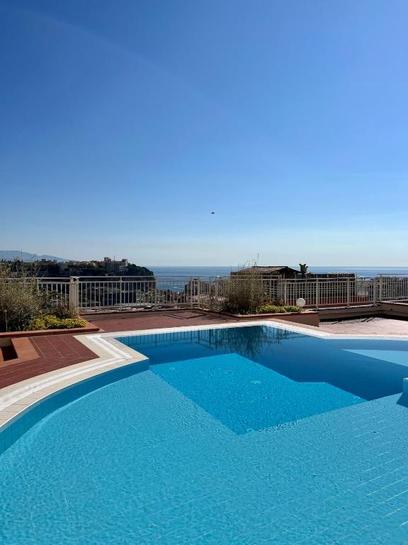 une piscine avec vue sur l'océan dans l'établissement Charmant studio, piscine, vue mer proche Monaco, à Cap d'Ail