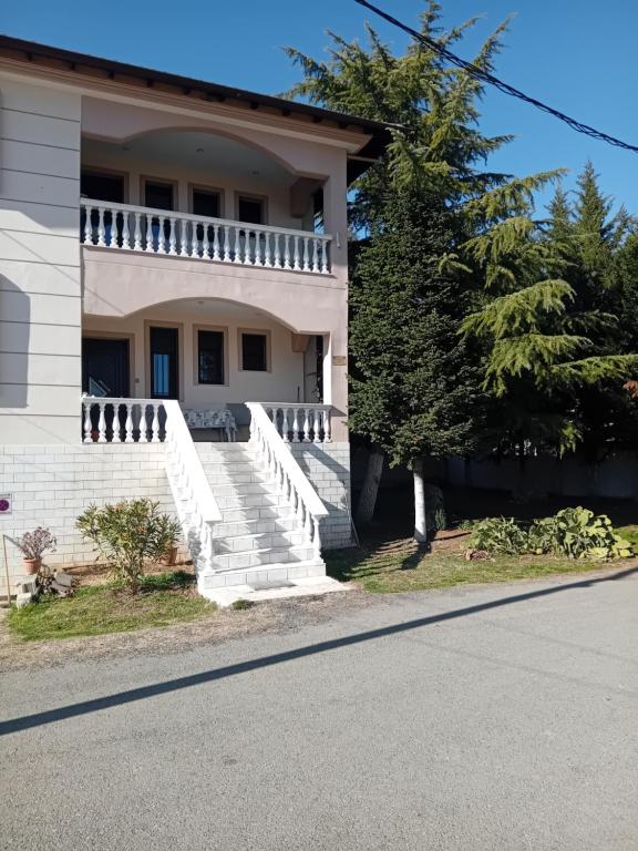 Budova, kde se vila nachází