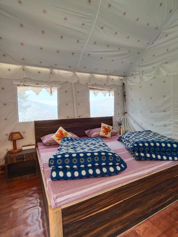 Postel nebo postele na pokoji v ubytování Shakoon Camps & Farmstay Nainital
