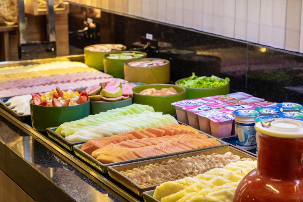 a buffet line with many different types of food at Slim Curitiba Alto da XV in Curitiba