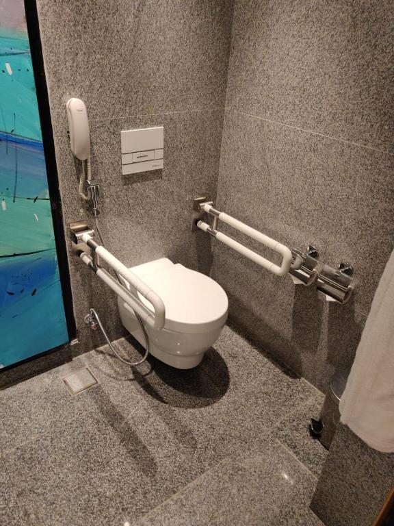 Koupelna v ubytování DoubleTree by Hilton Ahmedabad