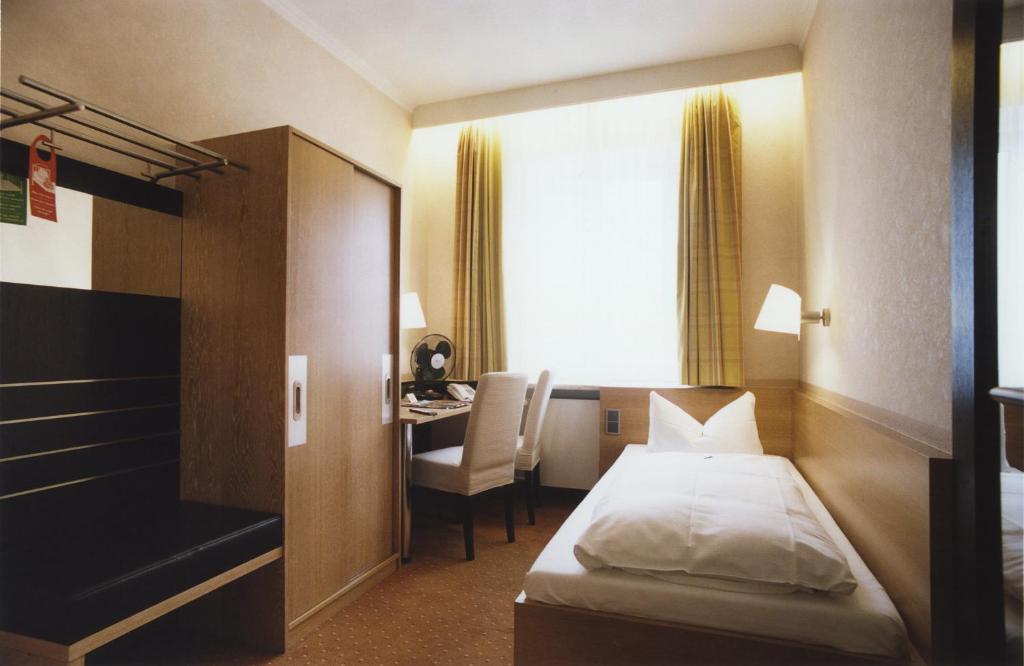 Postel nebo postele na pokoji v ubytování Hotel Jedermann