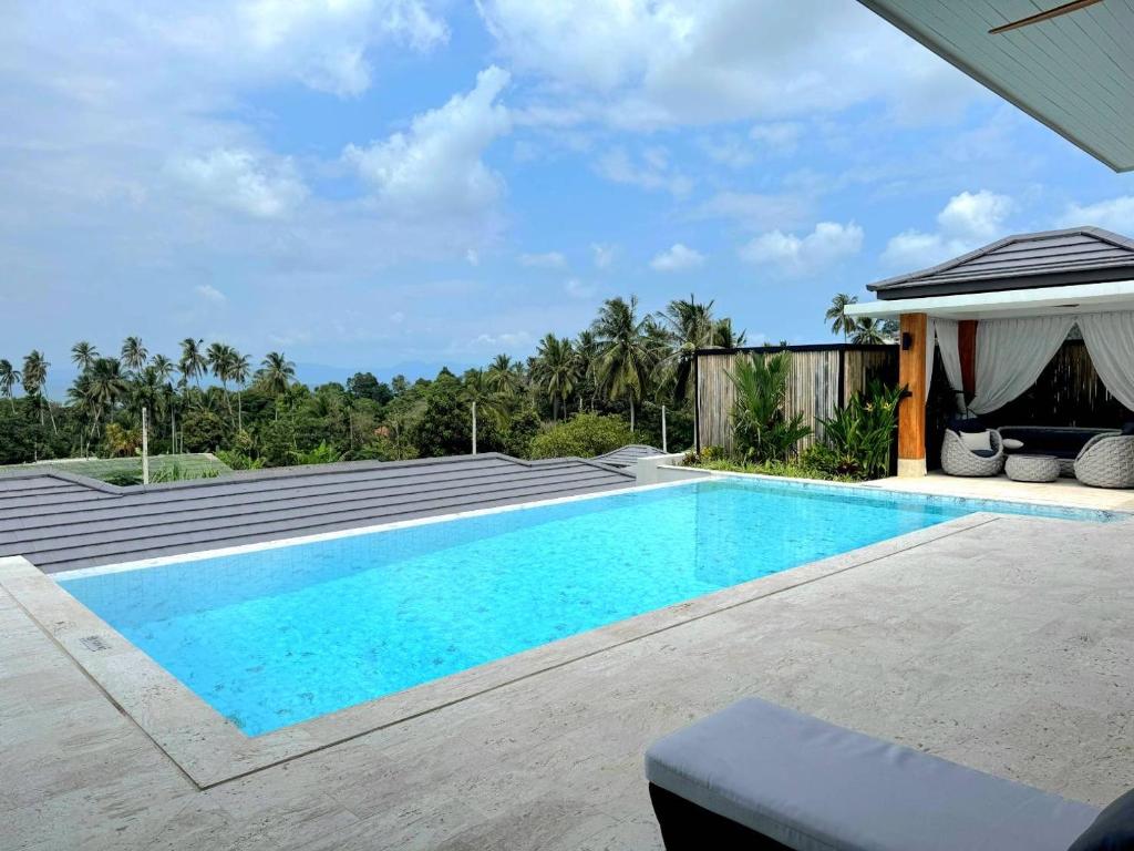 Nathon BayにあるSunterra villaの眺めの良いヴィラ内のスイミングプール