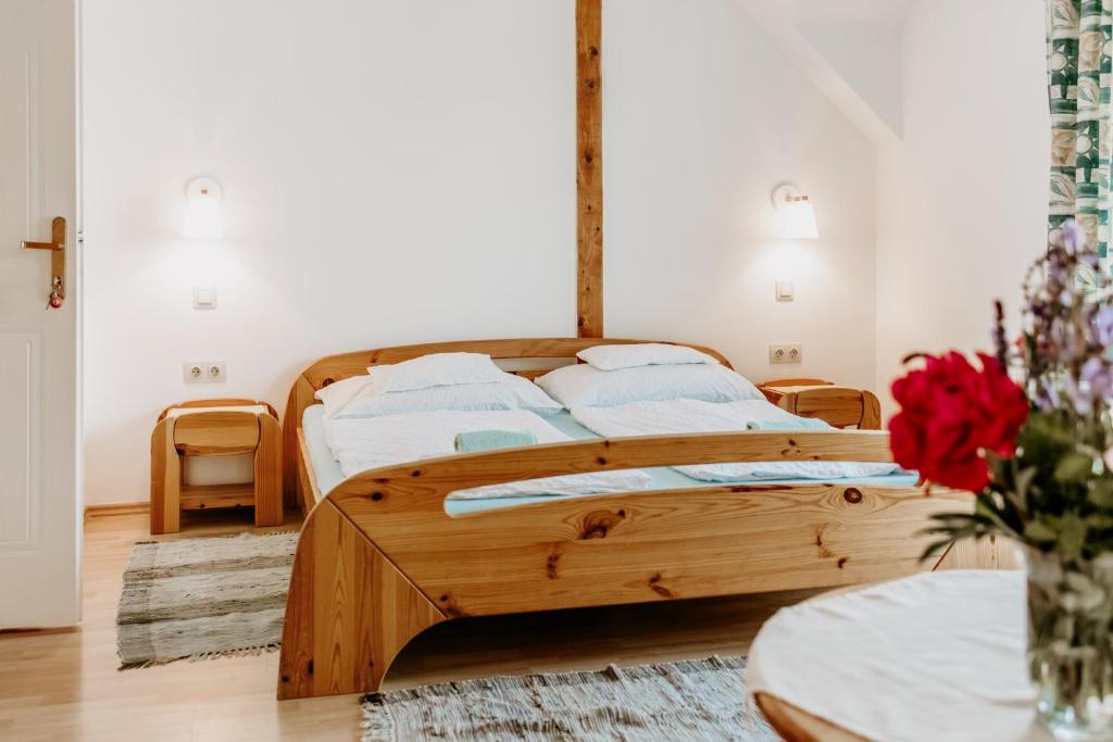 Postel nebo postele na pokoji v ubytování Kék Vendégház Family Resort