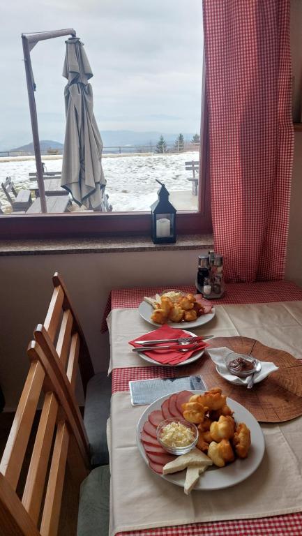 een tafel met twee borden met eten erop bij Resort Stari Bagrem Tvrdimici in Tvrdimići