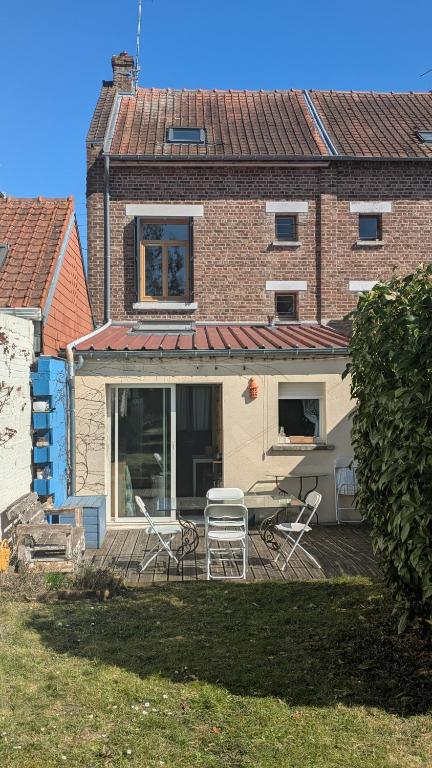 une maison dotée d'une terrasse avec des chaises et une table dans l'établissement Maison Amiénoise, à Amiens