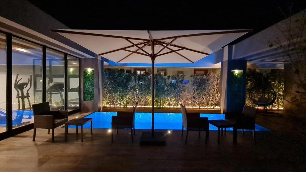 Bazén v ubytování Green Suites Tunis nebo v jeho okolí