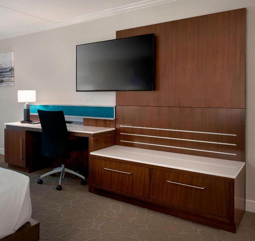 TV a/nebo společenská místnost v ubytování Delta Hotels by Marriott Basking Ridge