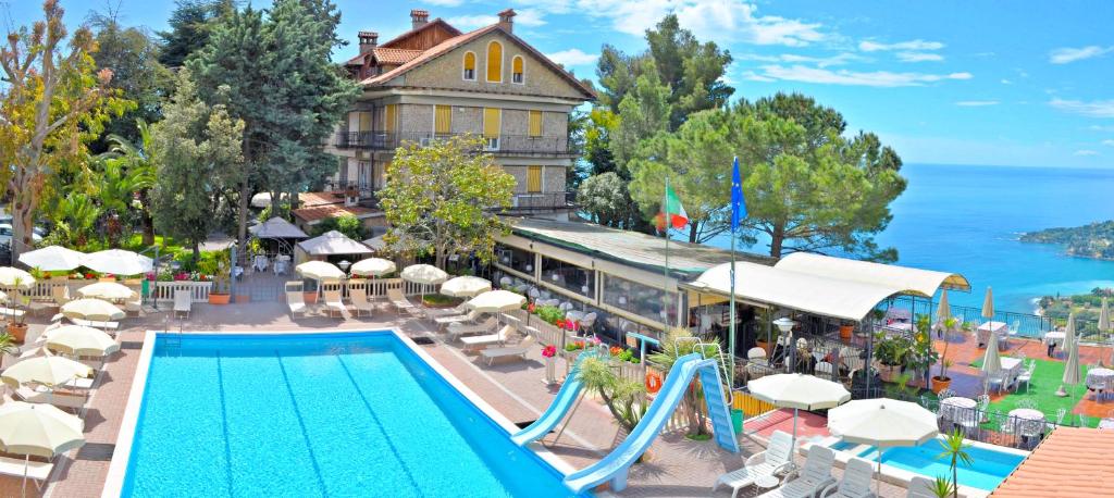 una imagen de un complejo con piscina en La Riserva di Castel d'Appio- Charme & Relax, en Ventimiglia