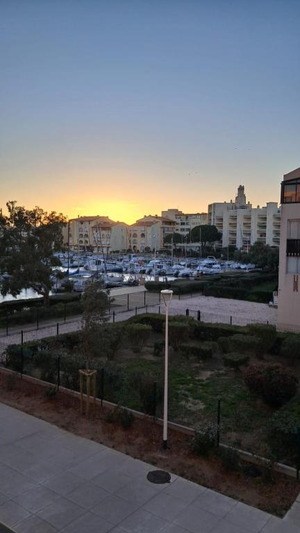 - une vue sur un parking dans une ville dans l'établissement Chic vue Port !, à Leucate-Plage