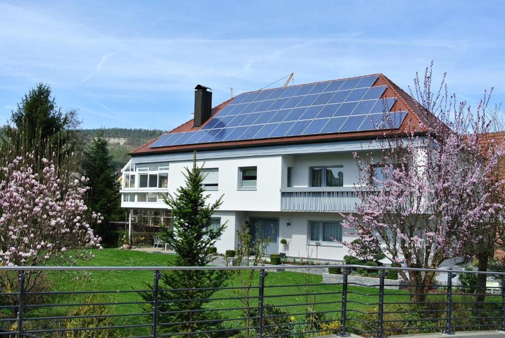 ein Haus mit Sonnenkollektoren auf dem Dach in der Unterkunft Ferienwohnung "an der Wiesent" in Ebermannstadt