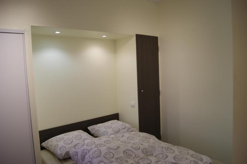 - une petite chambre avec un lit et un miroir dans l'établissement Simple Asile, à Mers-les-Bains