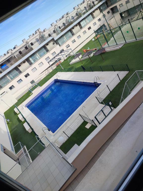 a view of a large building with a swimming pool at Apartamento en Arroyomolinos in Arroyomolinos