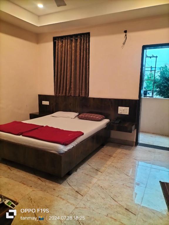Postel nebo postele na pokoji v ubytování HOTEL SHRI PUSHPANJALI SHIRDI