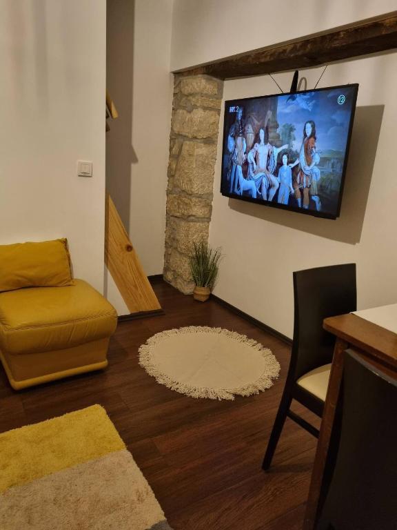 Televízia a/alebo spoločenská miestnosť v ubytovaní Holiday Old stone house