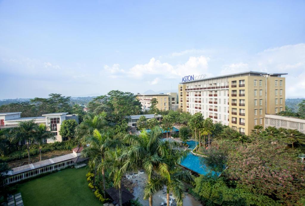Bazén v ubytování Aston Bogor Hotel and Resort nebo v jeho okolí