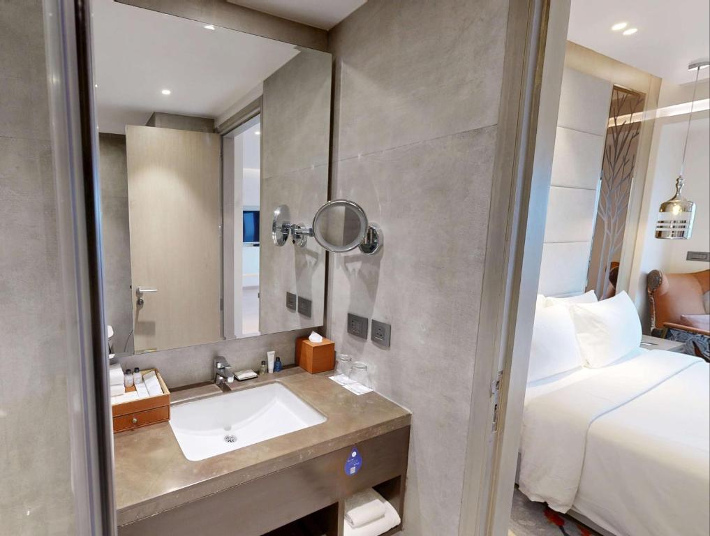 Postel nebo postele na pokoji v ubytování Radisson Blu Towers Kaushambi Delhi NCR