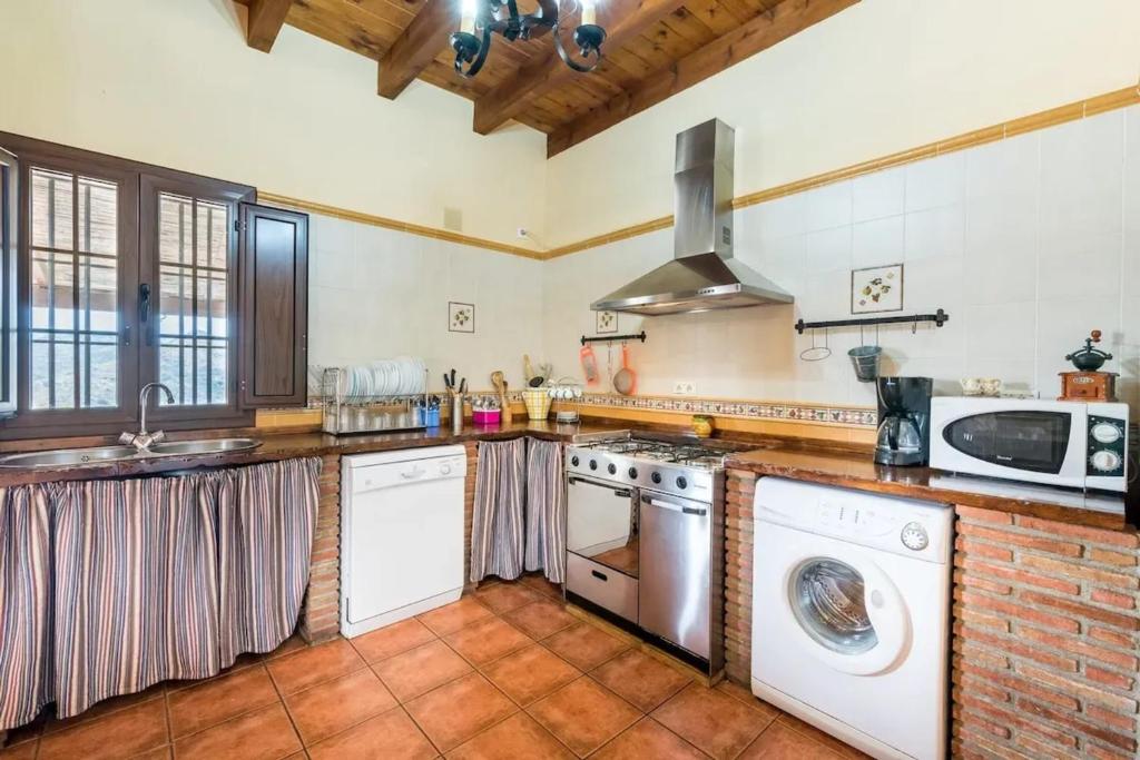 A kitchen or kitchenette at Panoramic View Villa Almogía