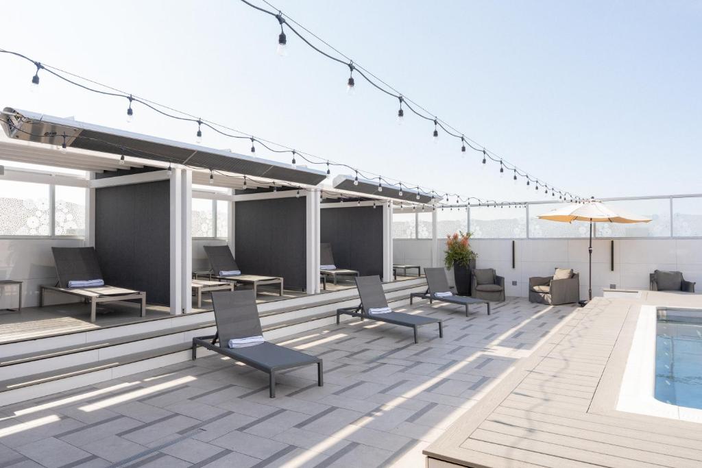 Bazén v ubytování Shade Hotel Manhattan Beach nebo v jeho okolí