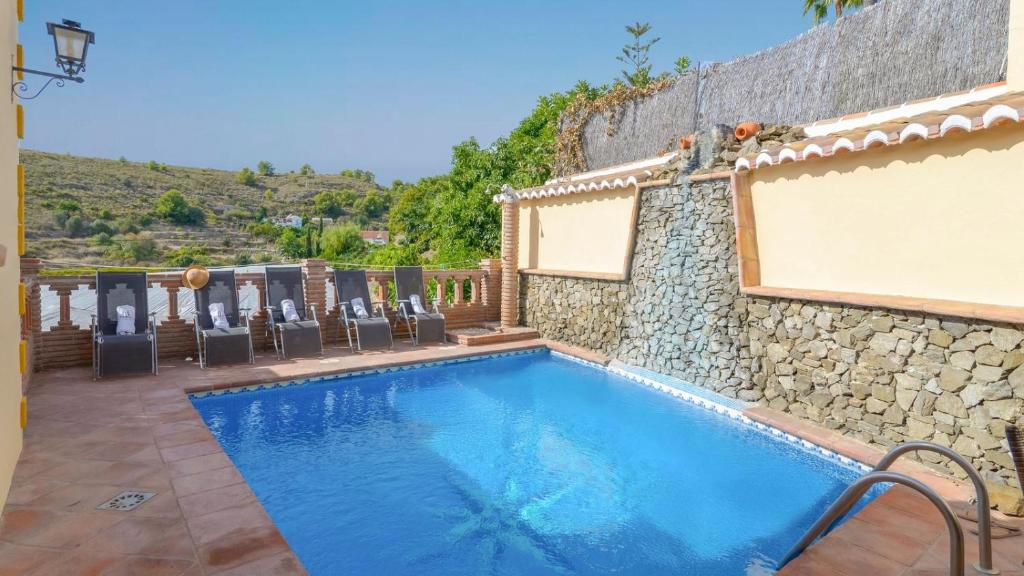 Bazén v ubytovaní Las Palomas II Nerja by Ruralidays alebo v jeho blízkosti