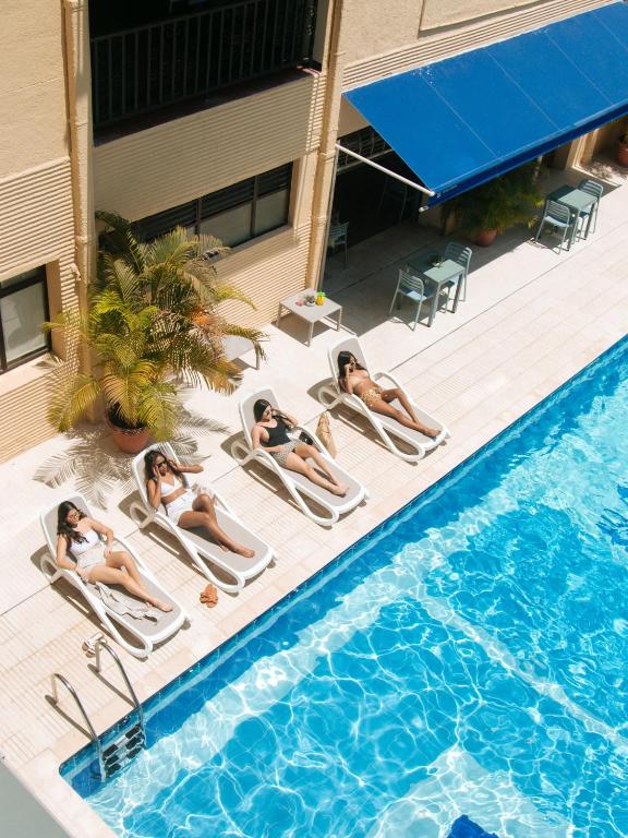 Bazén v ubytování Hotel Genova Centro nebo v jeho okolí