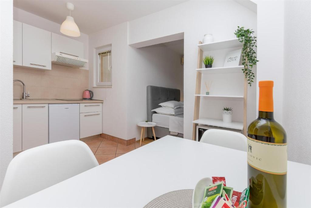 Kuchyň nebo kuchyňský kout v ubytování Apartments Marijo