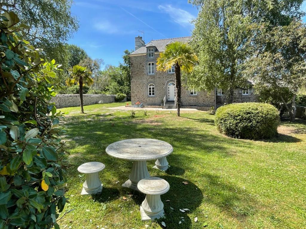 Κήπος έξω από το Maison KER GROVE