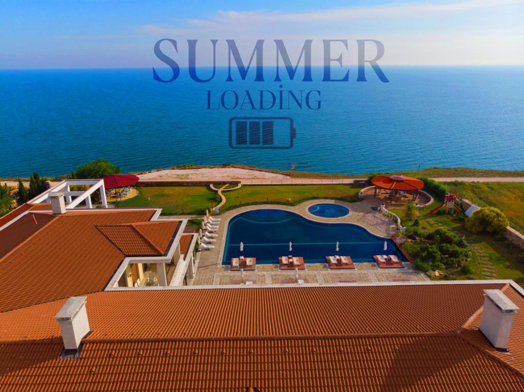 an aerial view of a resort with a swimming pool and the ocean at Complex Villas Kaliakra & Gradina in Bŭlgarevo