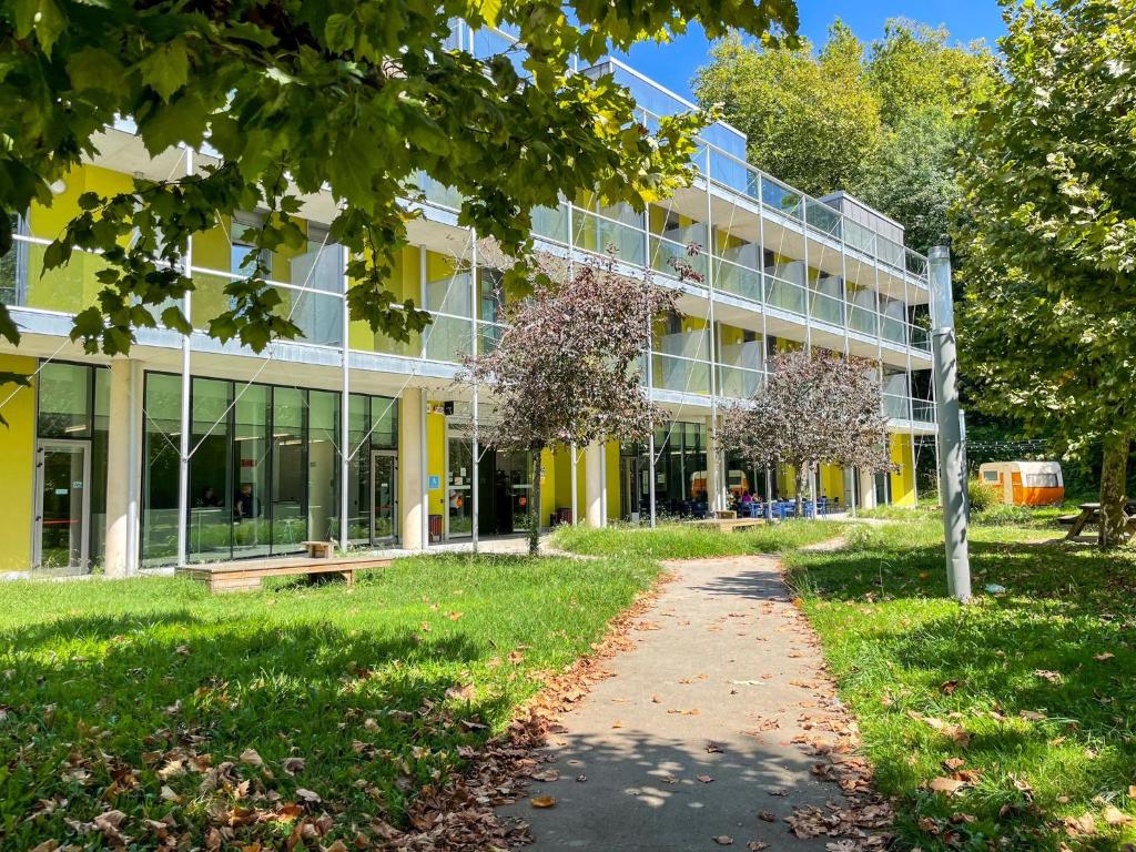 un edificio con un camino delante de él en UBA Hostel, en San Sebastián