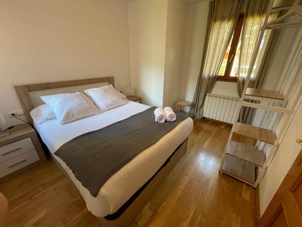 Postel nebo postele na pokoji v ubytování ACOGEDOR PISO EN SORT CON PISCINA
