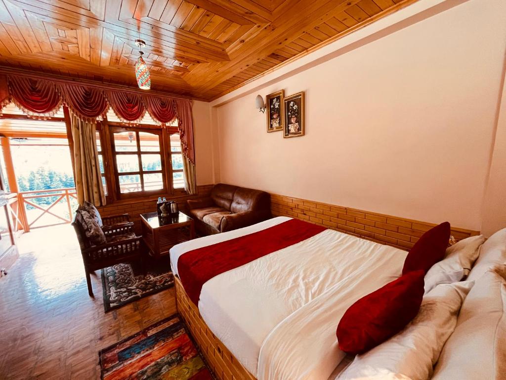 Postel nebo postele na pokoji v ubytování The Hollywood Classic, Manali - A hotel facing towards snow capped mountain & river