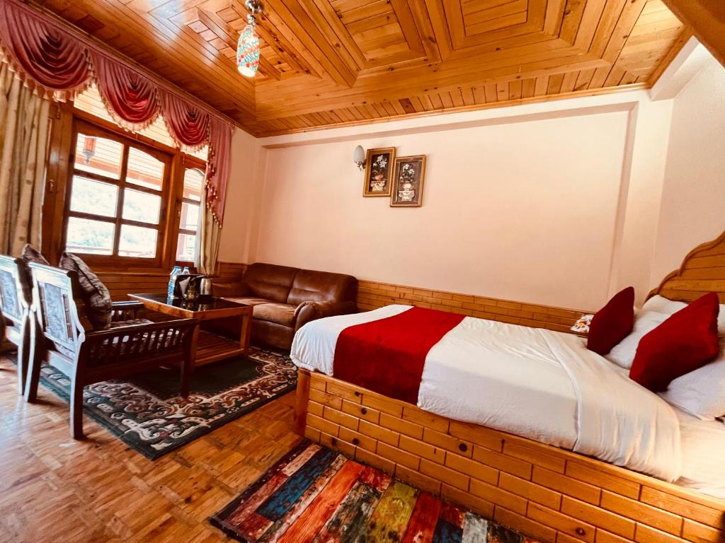 Postel nebo postele na pokoji v ubytování The Hollywood Classic, Manali - A hotel facing towards snow capped mountain & river