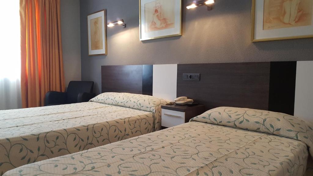a hotel room with two beds in a room at Hotel La Bolera in Vinaròs