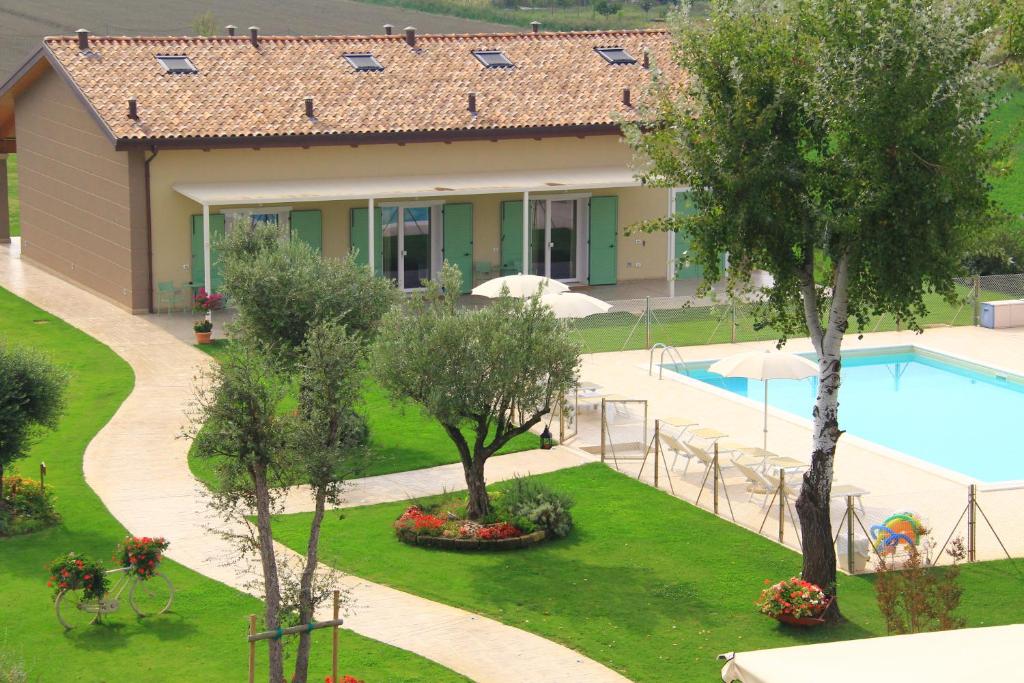 uma villa com piscina e um resort em Agriturismo B&B Vista Parco em Savio di Ravenna