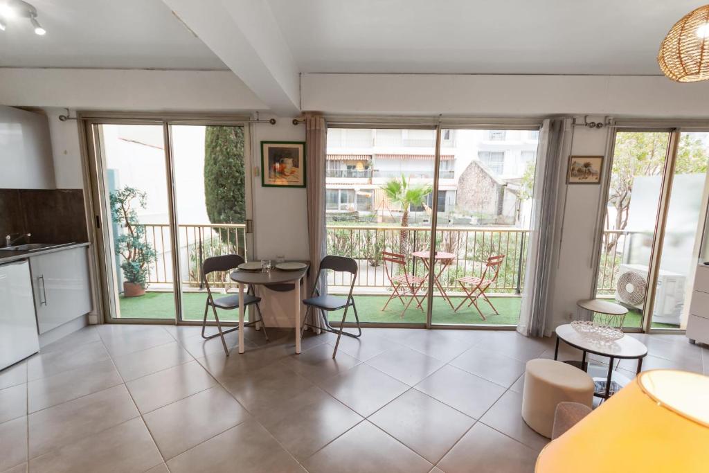 Il dispose d'un balcon et d'une cuisine avec une table et des chaises. dans l'établissement Le Vendôme - Hypercentre - AC - Terrace - Palais of Festivals - Croisette, à Cannes