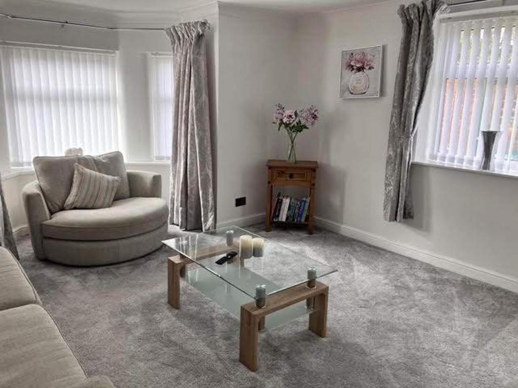 Una sala de estar con un sofá y una mesa de café. en 2 Bed-Sleeps 4-Parking-Beachside-Golf Access, en Southport