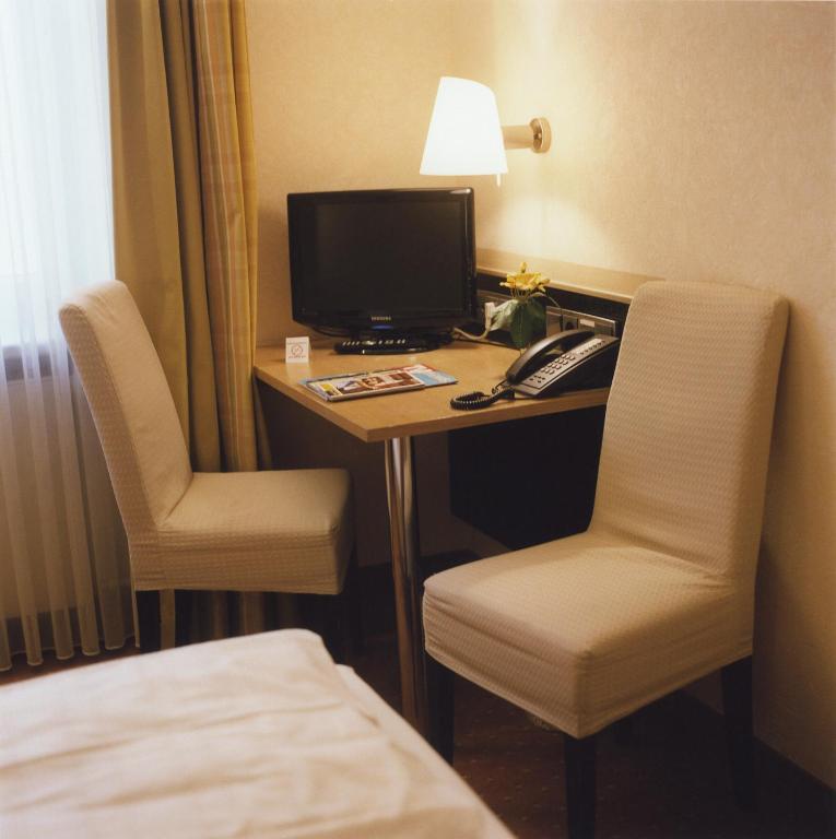 TV a/nebo společenská místnost v ubytování Hotel Jedermann