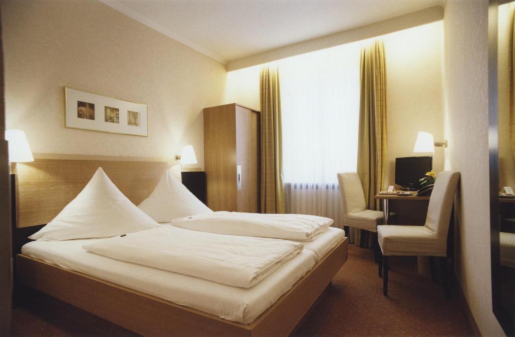 Postel nebo postele na pokoji v ubytování Hotel Jedermann