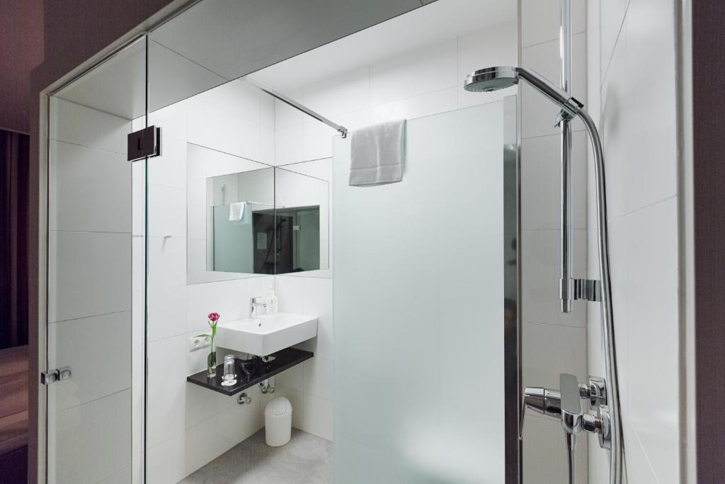 Koupelna v ubytování Hotel National
