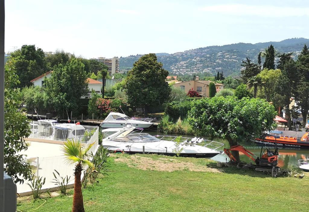 grupa łodzi jest zakotwiczona w przystani w obiekcie Appartement 4 en duplex - LES SUITES DE ROBINSON - Résidence avec piscine en bord de Siagne, à Mandelieu-La-Napoule w mieście Mandelieu-la-Napoule