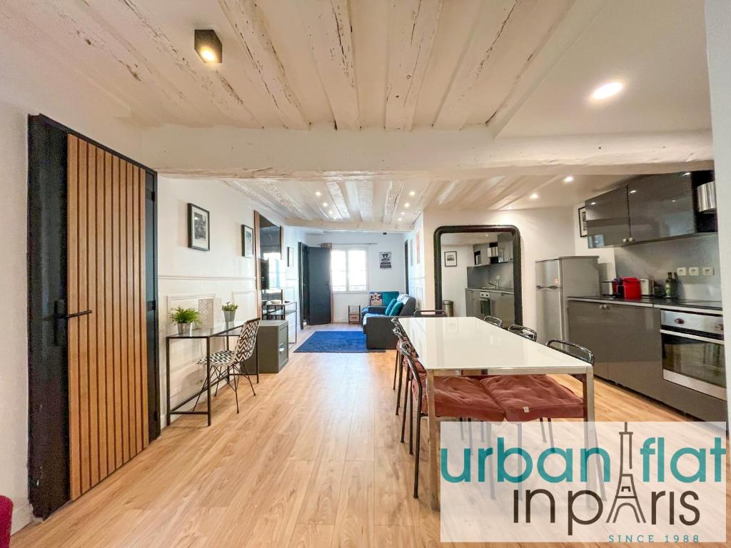 une cuisine et un salon avec une table et des chaises dans l'établissement 100 - Luxury 2 Bedroom - Beaubourg Marais, à Paris
