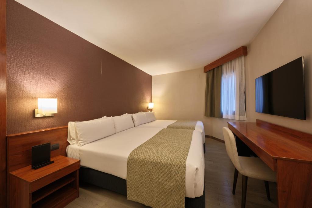 
Family Room (2 Adults + 2 Children)
