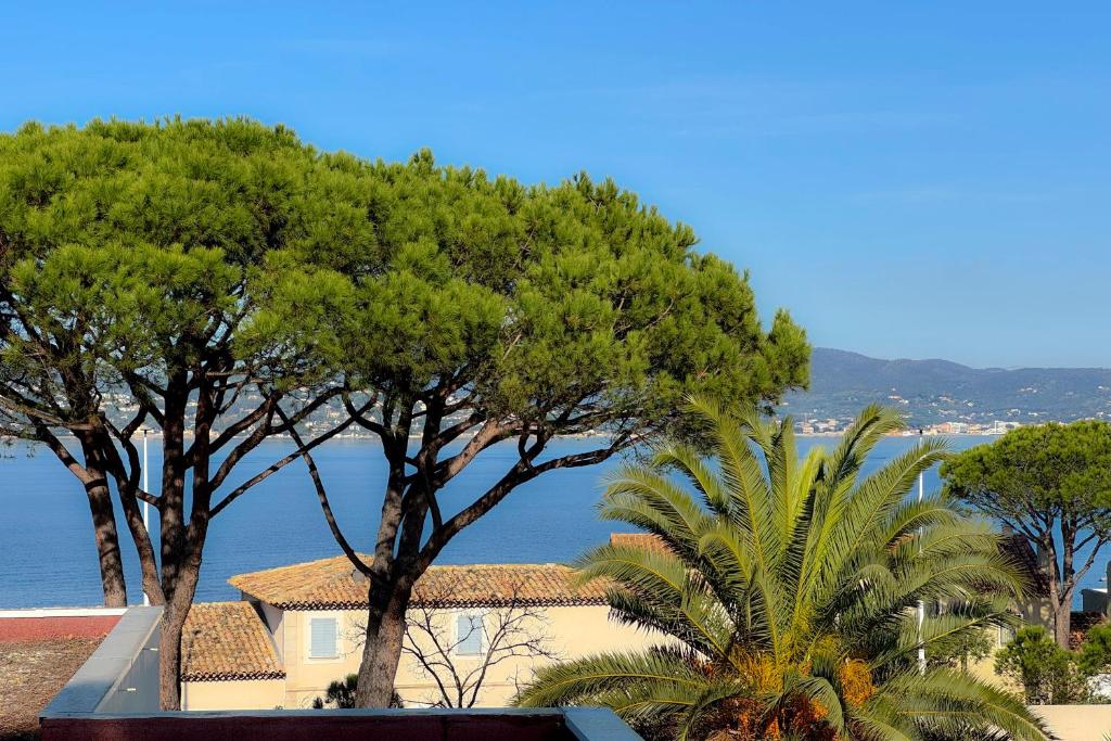 - une vue sur l'océan depuis une maison arborée dans l'établissement Rooftop with a Seaview, à Saint-Tropez