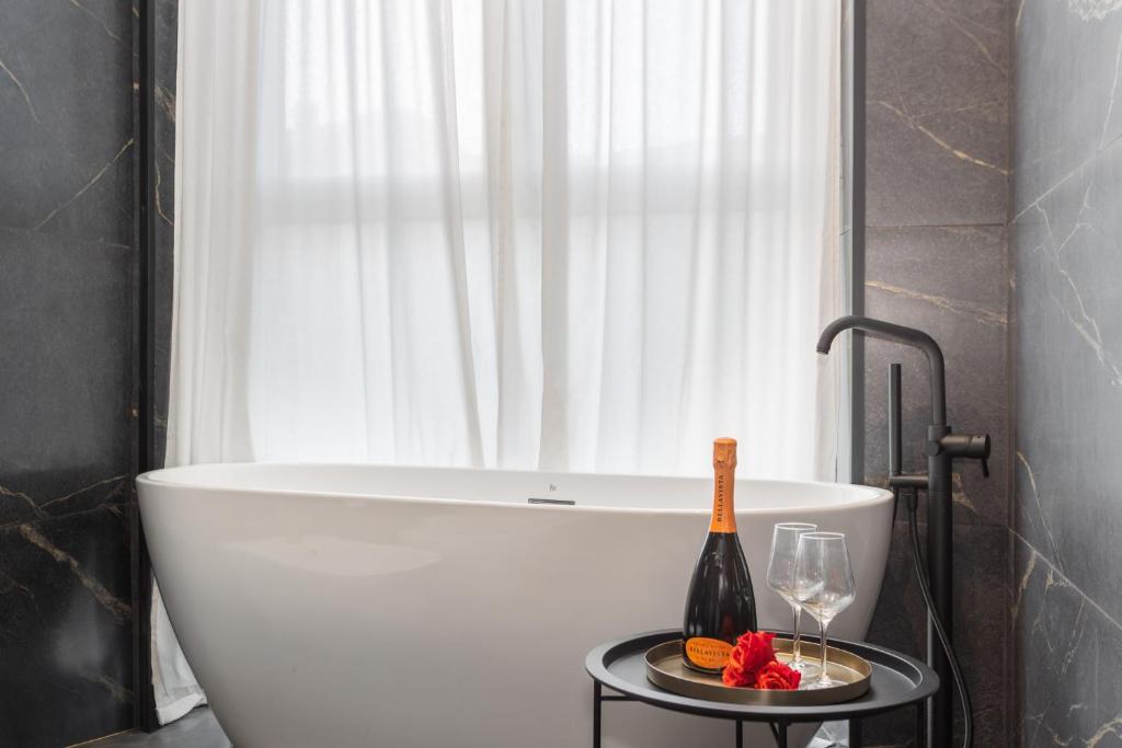 New Elegance Suites Guesthouse - Deluxe One-Bedroom Apartment With City View