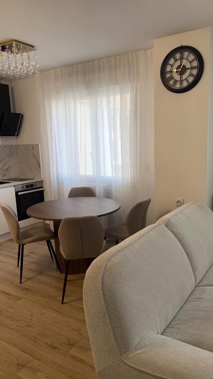 - un salon avec un canapé, une table et un réveil dans l'établissement Appartement au cœur de Vannes, à Vannes